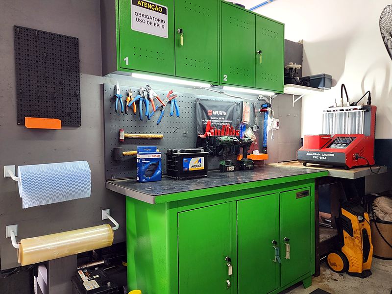 Bancada com equipamento de limpeza e teste de bicos injetores