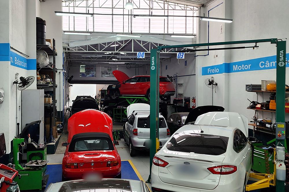 Box de serviço da Híbrido com elevadores e carros em manutenção